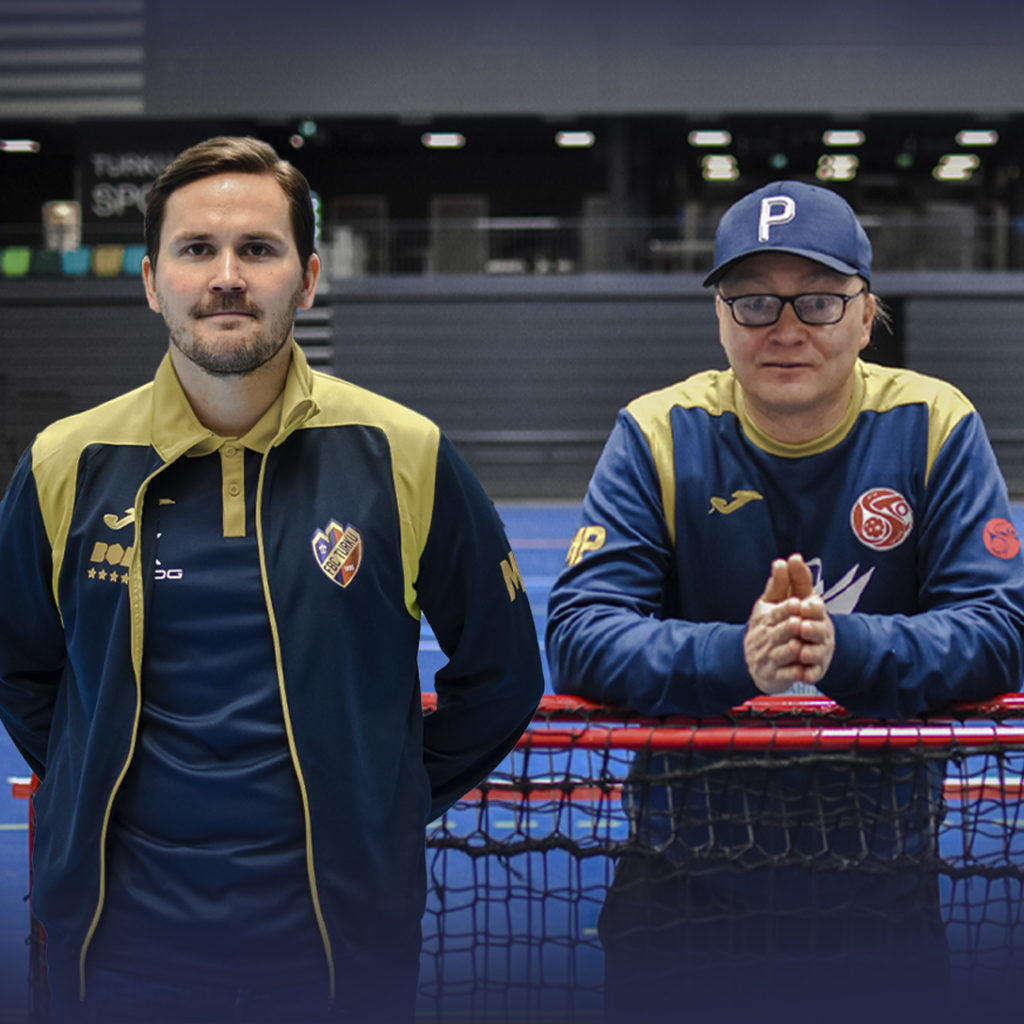 Kuvassa on kaksi miestä vierekkäin salibandymaalin ympärillä.